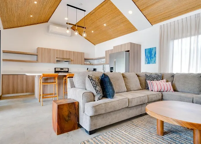 Pool, Walkable Location! Luxe Tamarindo 4Br Home Сasa de vacaciones Tamarindo