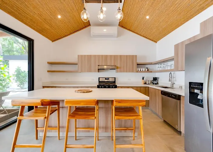 Pool, Walkable Location! Luxe Tamarindo 4Br Home Сasa de vacaciones Tamarindo