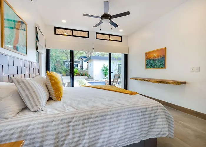 Pool, Walkable Location! Luxe Tamarindo 4Br Home Сasa de vacaciones Tamarindo
