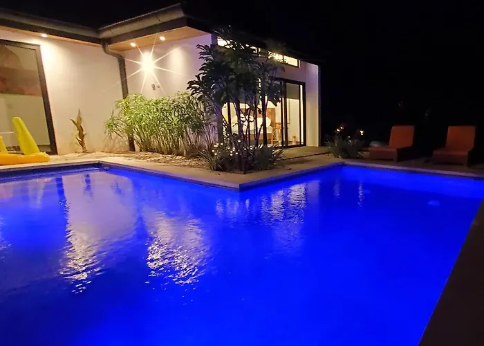 Pool, Walkable Location! Luxe Tamarindo 4Br Home Сasa de vacaciones Tamarindo