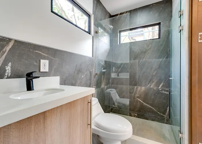 Pool, Walkable Location! Luxe Tamarindo 4Br Home Vakantiehuis